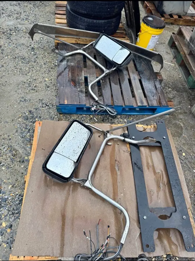Used Peterbilt Cab Mounted Mirrors – part number PTD-2258